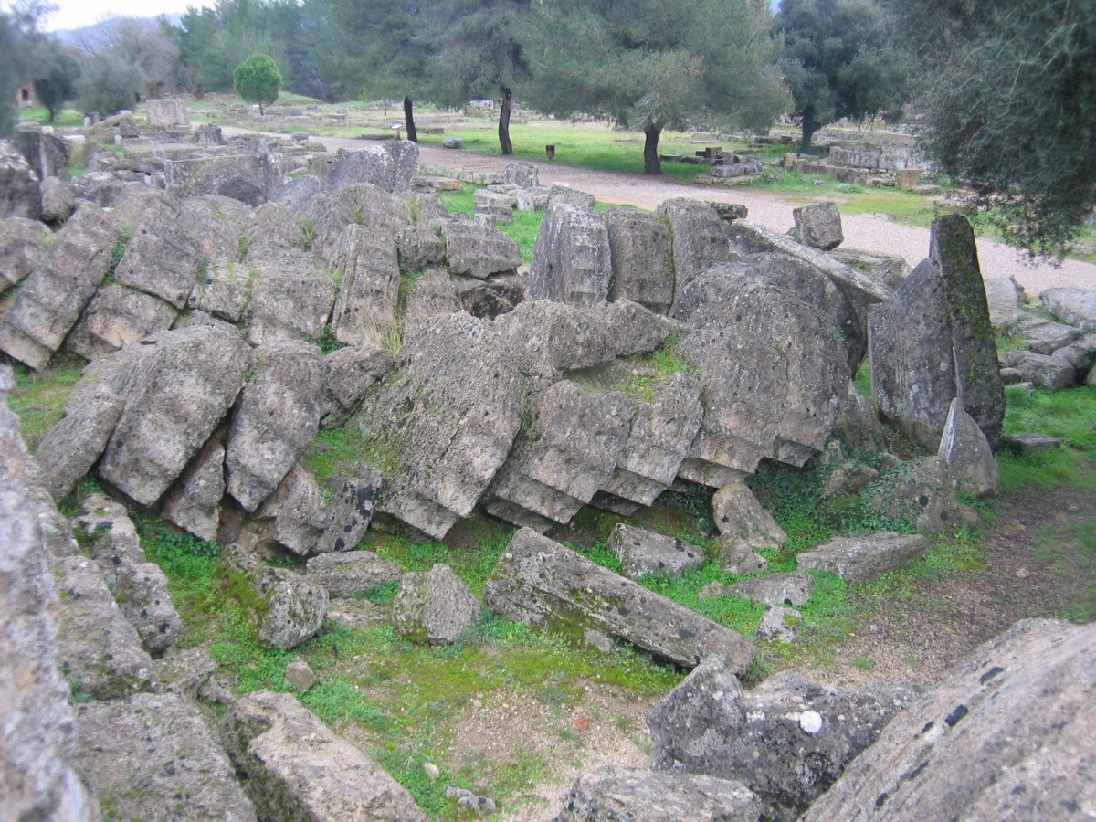 10 - Olympie - colonnes effondrees d'un temple IMG_0147.jpg